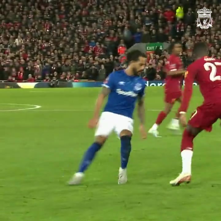 完美的弧线柯蒂斯琼斯当年横空出世的一脚解说瞬间沸腾