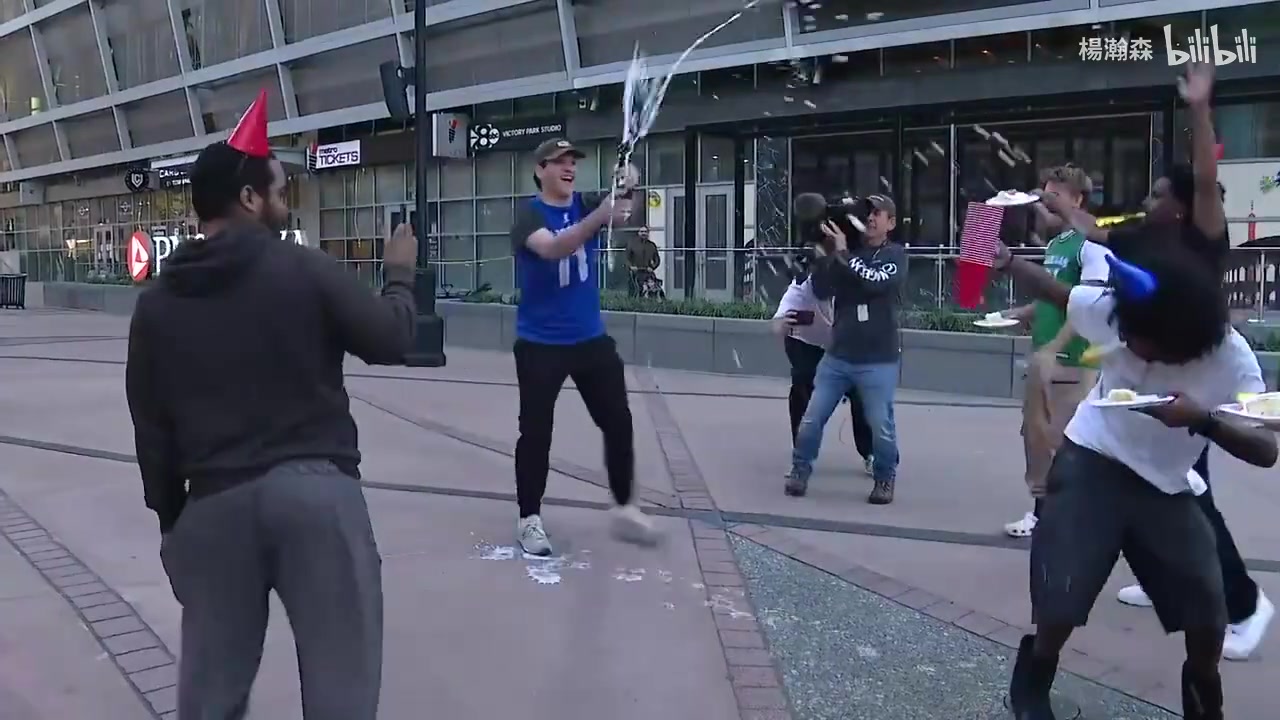 过年了尼科被裁后独行侠球迷身穿东契奇球衣来到球馆前庆祝