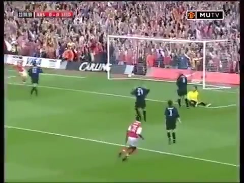 基恩梅开二度帮助曼联在海布里球场取得胜利