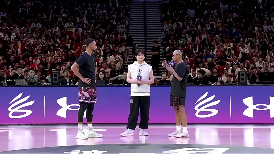 被网友疯狂吐槽去年库里中国行主办方让一个日本人教库里说中文